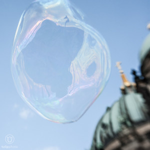 Portrait einer Riesenseifenblase vor Berliner Dom - f/2,8