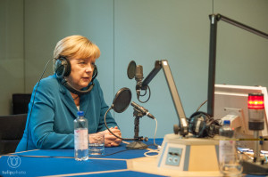 Angla Merkel, Bundeskanzlerin, im Hörfunkstudio